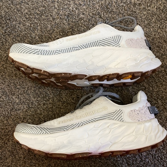 Unisex new balance, fresh foam running shoes women’s size 12 men’s size 10.5. - Picture 2 of 4